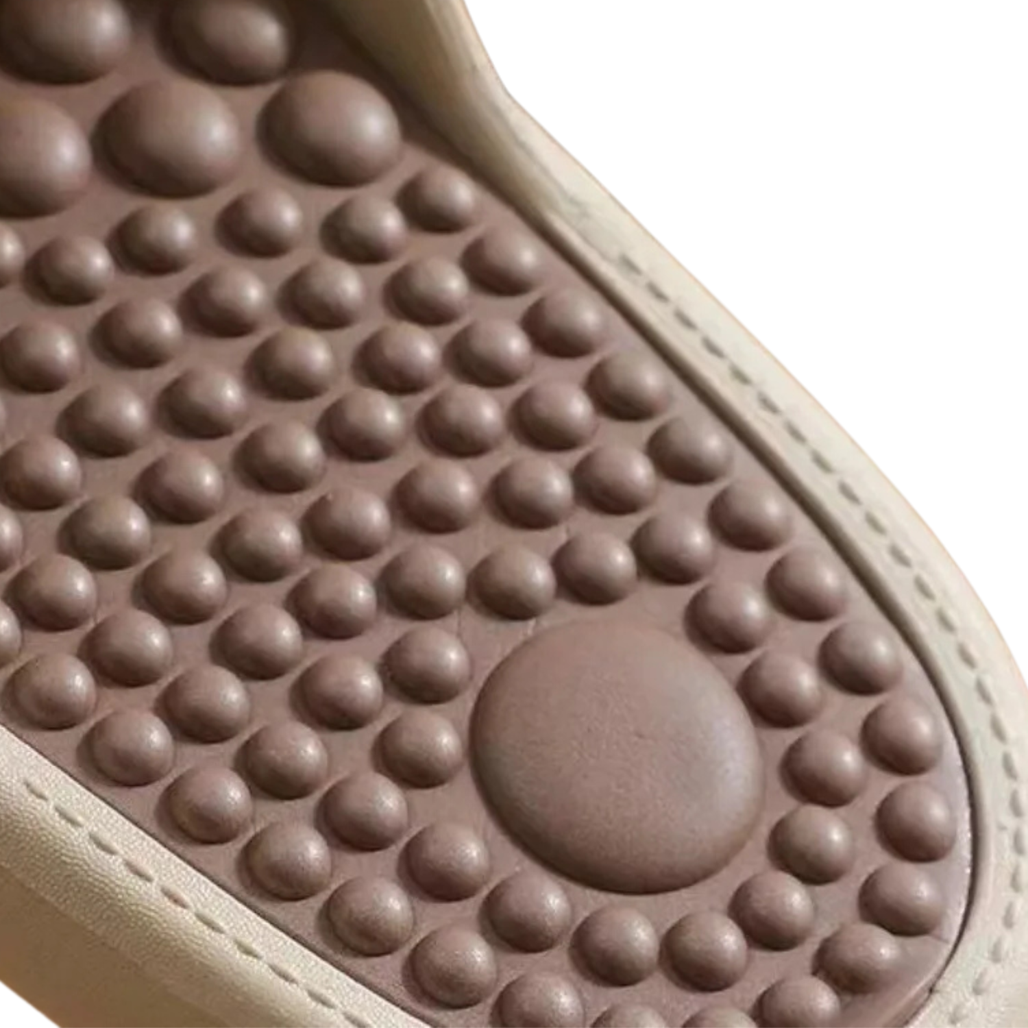 Chinelo de massagem. Possui sola com pontos de massagem elevados e um design antiderrapante para conforto e terapia nos pés.