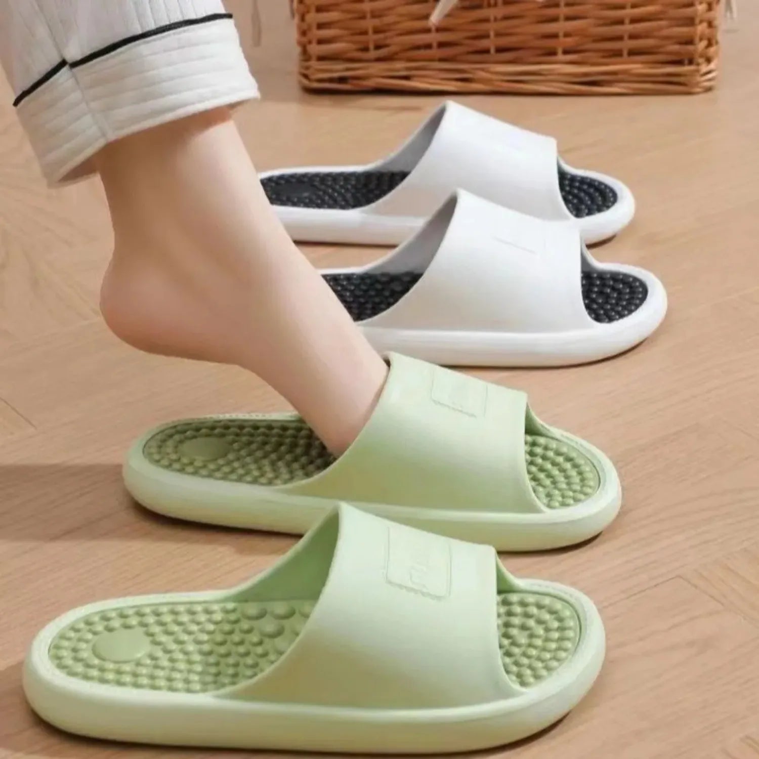 Chinelo de massagem. Com sola com pontos de massagem elevados e um design antiderrapante para conforto e terapia nos pés.