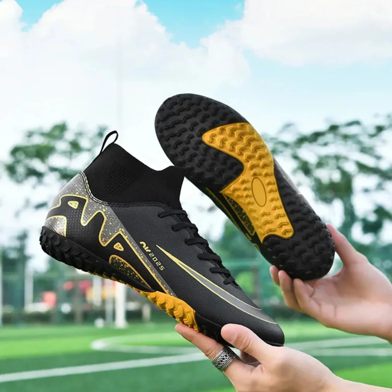 Imagem de chuteira society cano alto. Design do calcanhar e no solado com travas, que é ideal para grama sintética.