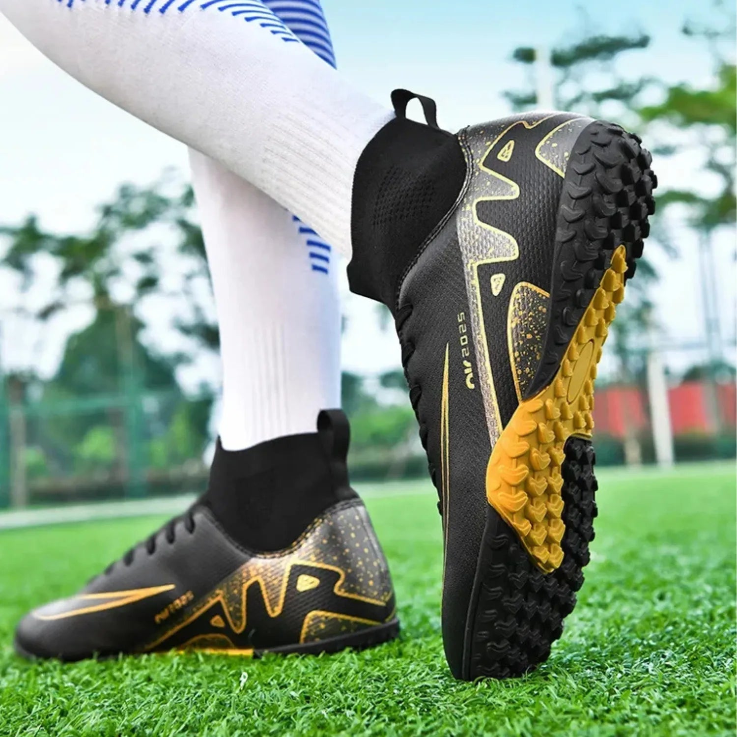 A imagem foca no design do calcanhar e no solado com travas, que é ideal para grama sintética.