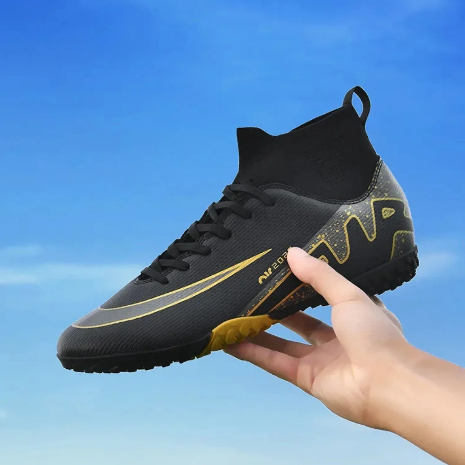 Par de chuteiras de futebol society unissex. A imagem destaca o cano alto e o design moderno para atletas.