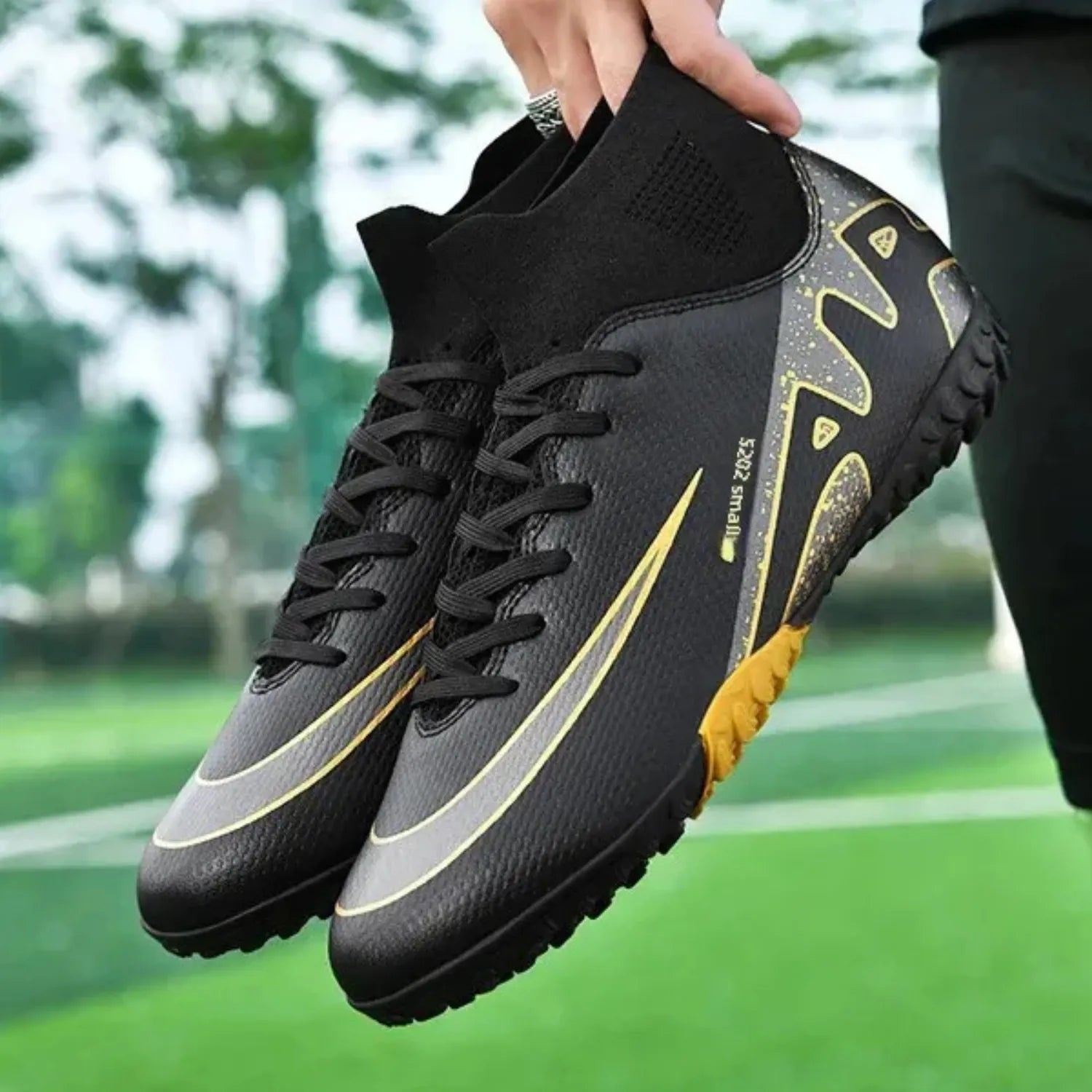 A imagem destaca a vista lateral do calçado e o design moderno e com detalhes gráficos.