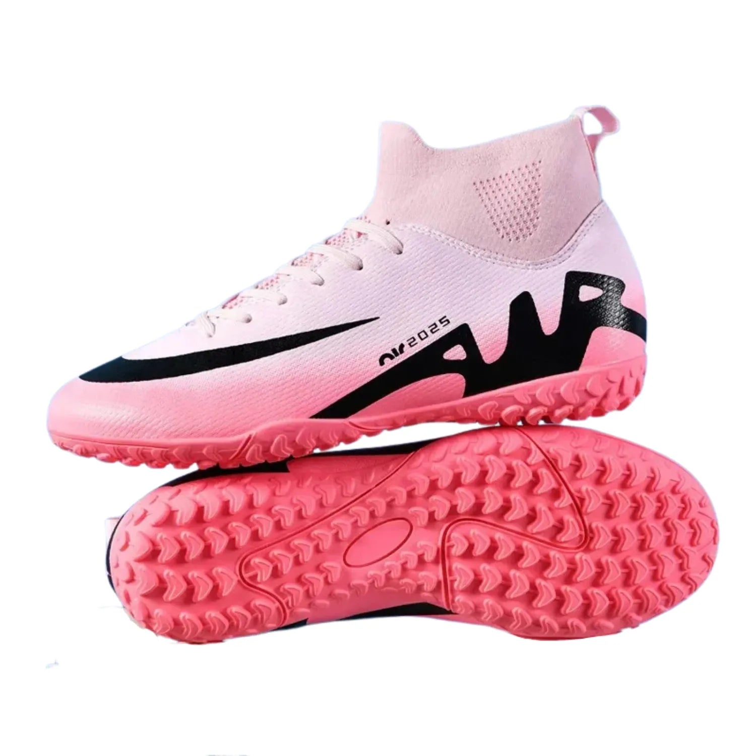 Par de chuteiras de futebol society unissex na cor rosa. A imagem exibe a sola com travas, destacando o cano alto e o design moderno para atletas.