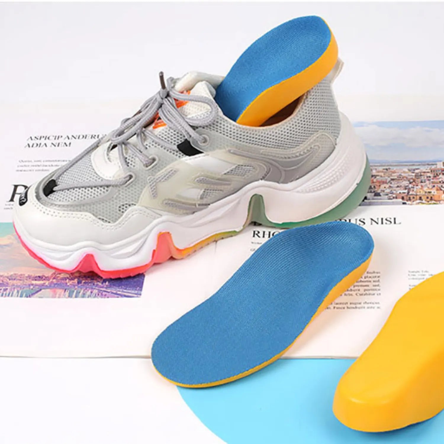 Foto de tênis com as palmilhas ortopédicas infantis com design ergonômico para correção e crescimento saudável dos pés.