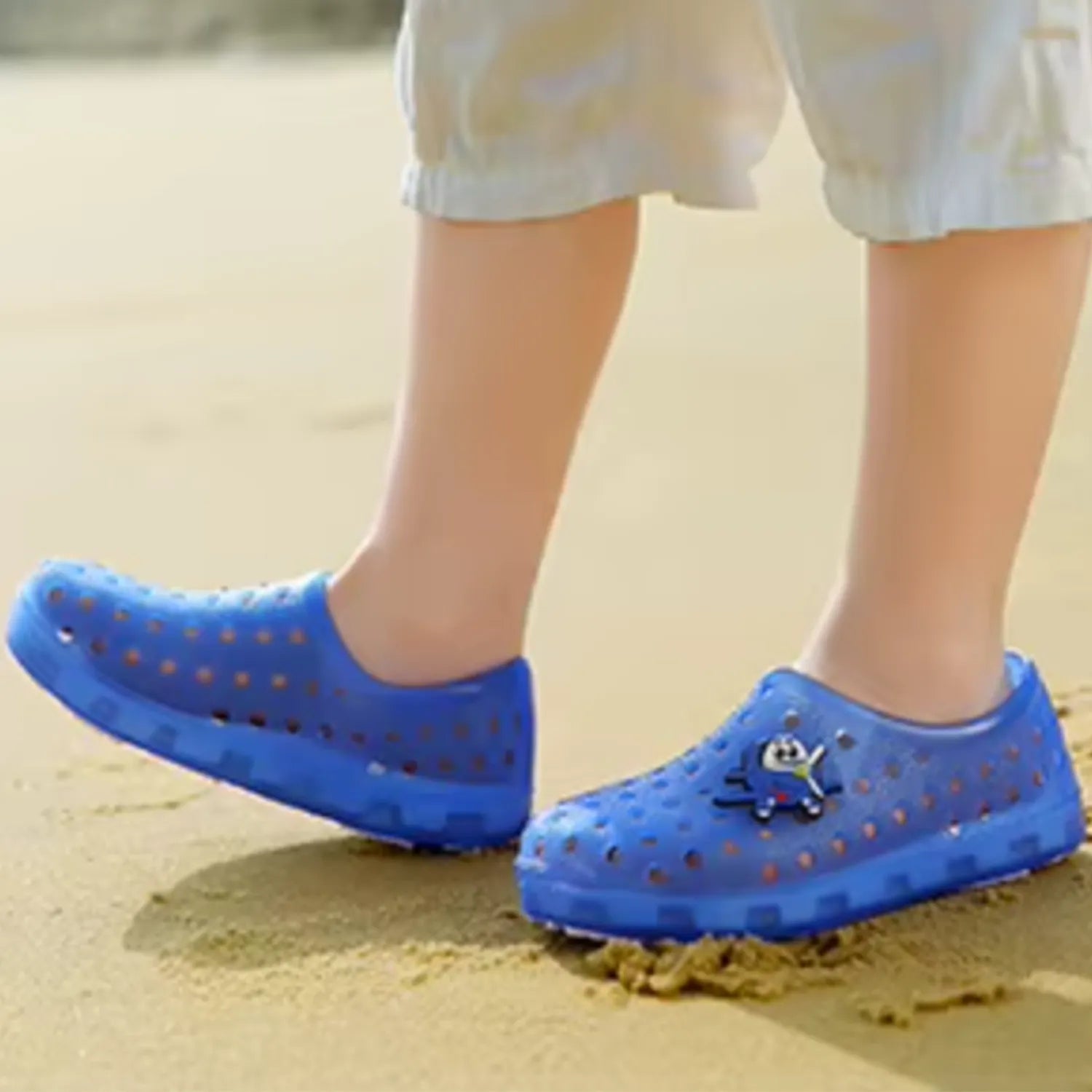 sandália fechada infantil azul escuro praia confort