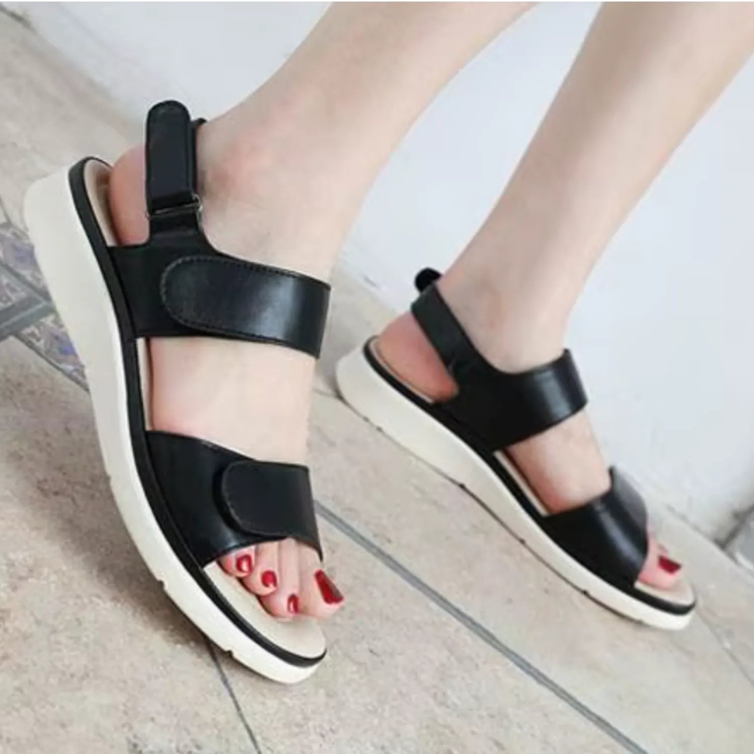 sandalia-feminina-preta-aberta-ventilacao