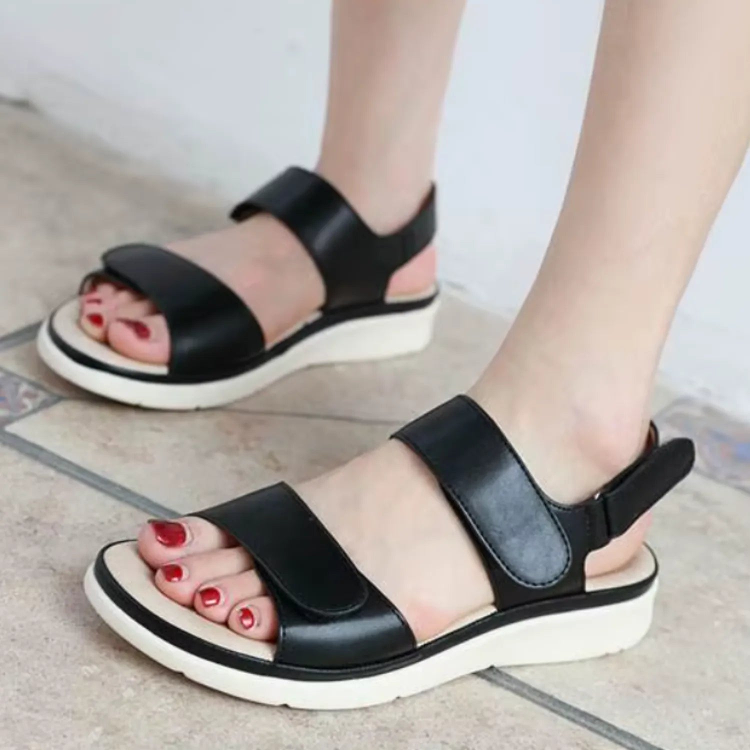 sandalia-feminina-preta-e-velcro