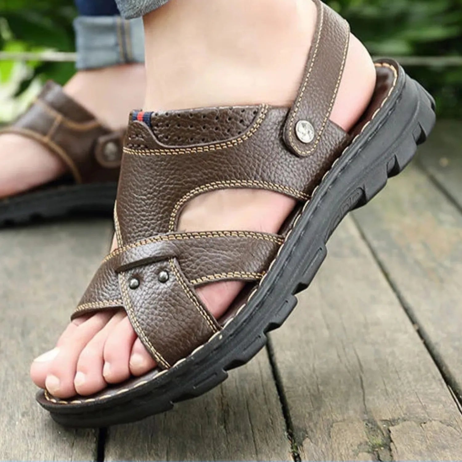 Sandália masculina de couro marrom com design clássico, tiras largas e costura contrastante, destacando o conforto e o estilo do calçado.