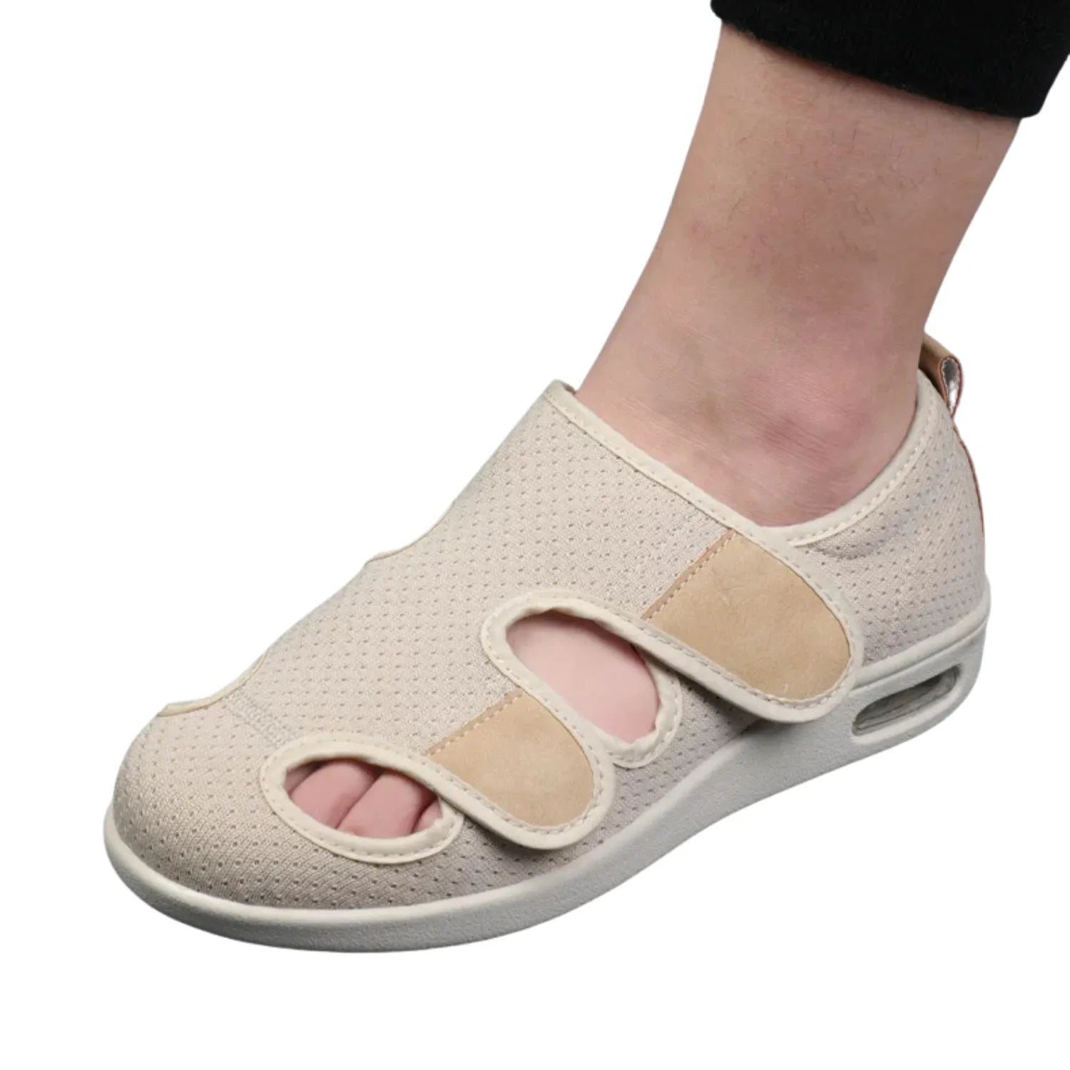 Sandália ortopédica bege para pés largos e inchados, com design de malha respirável e fecho ajustável de velcro.