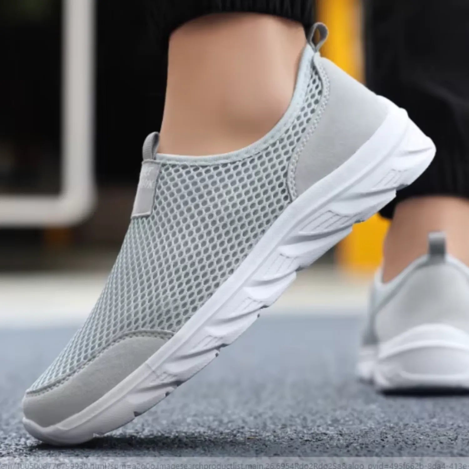 tenis cinza claro masculino presença conforto firmeza no chão