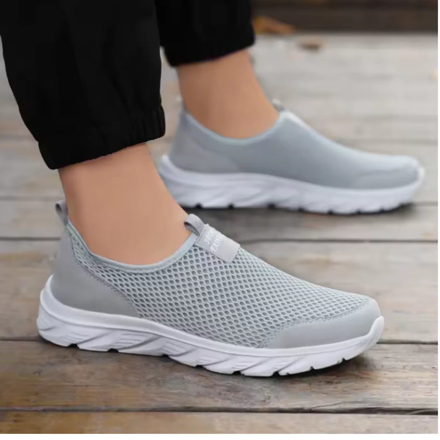 tênis cinza claro masculino presença se destaca