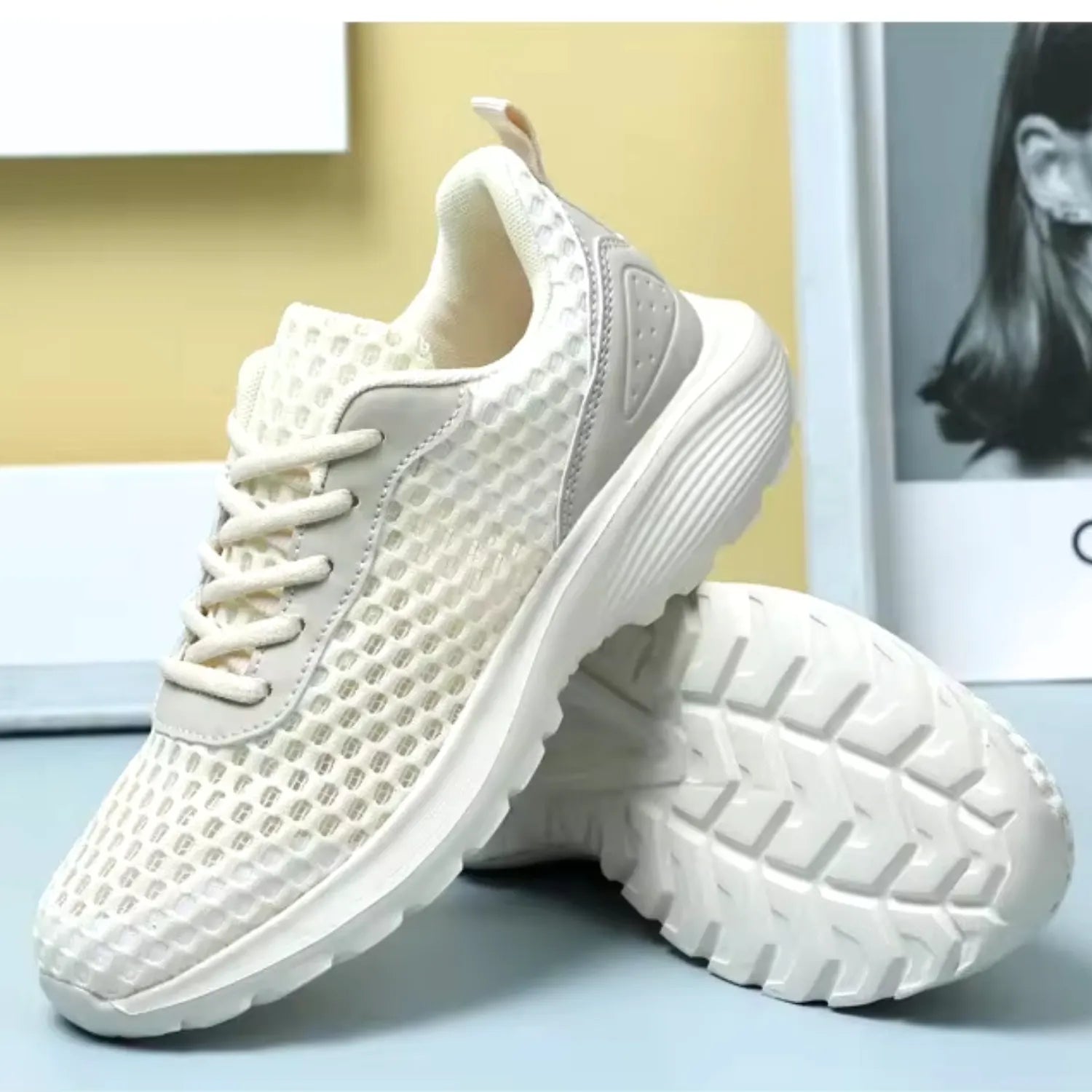 tênis feminino bege creme e de malha respirável presença