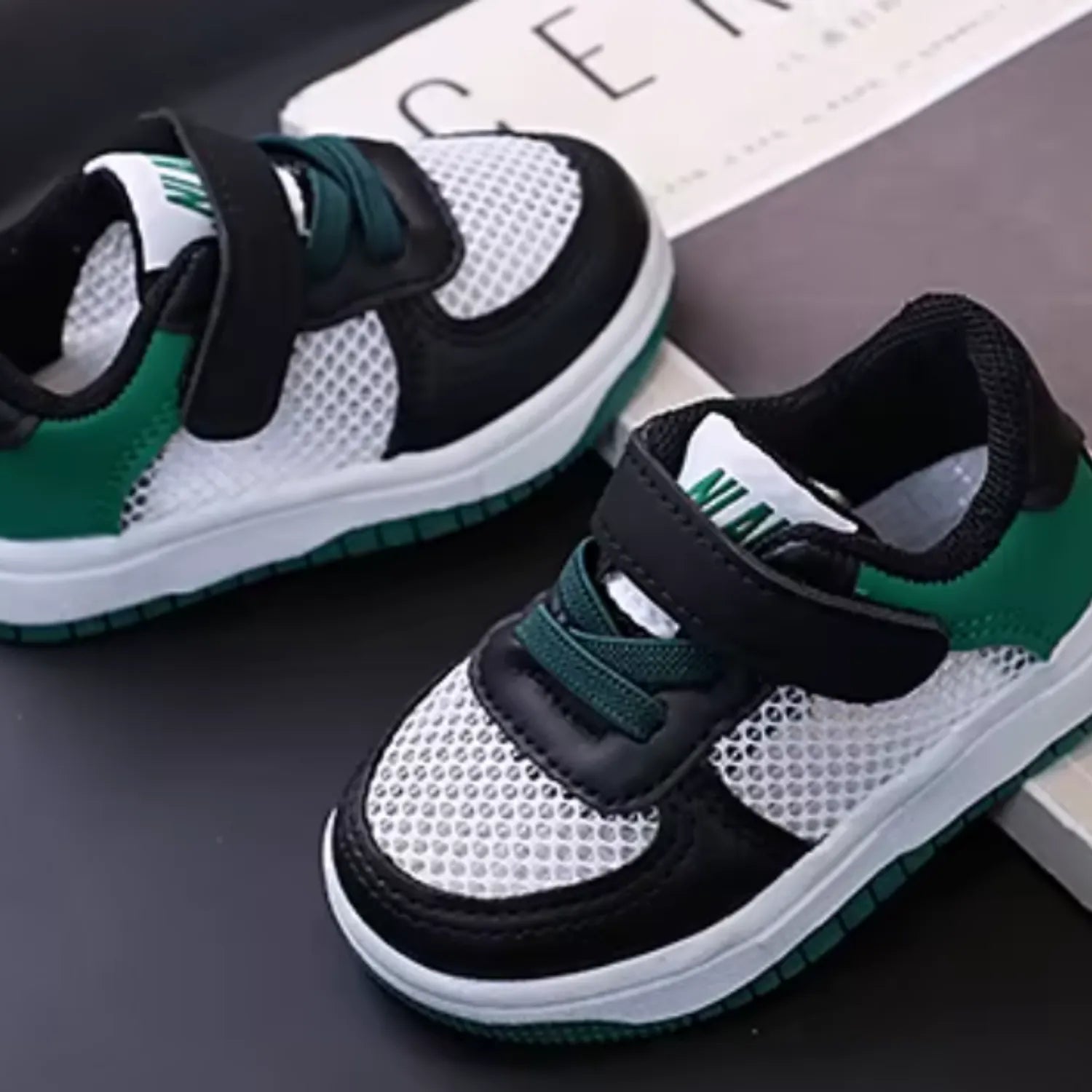 tenis infantil verde elegante