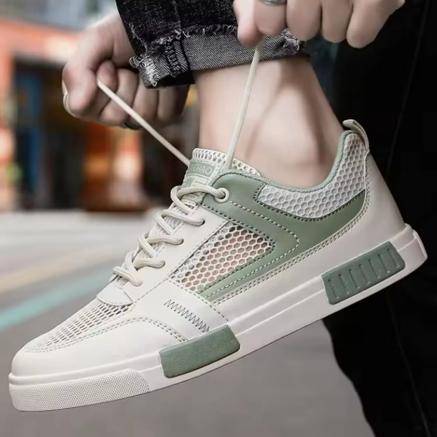 tênis masculino branco e verde com cadarço