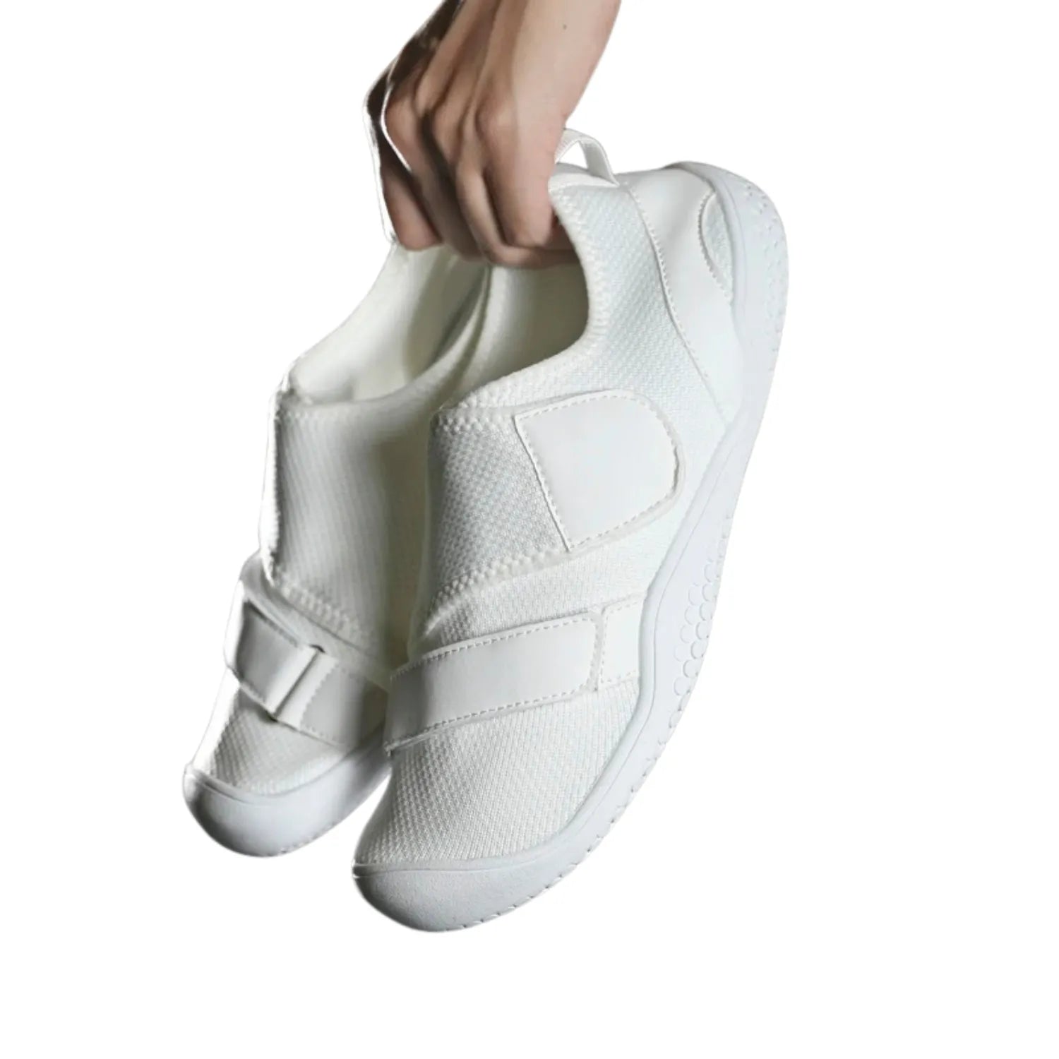 Tênis de treino de força com duas fitas de velcro, e a sola plana que proporcionam estabilidade e suporte.