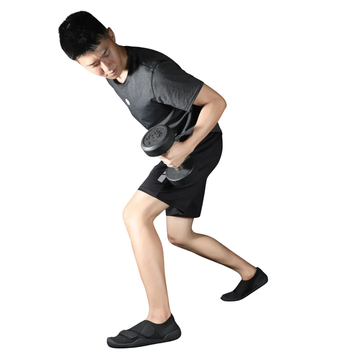 Foto de modelo usando tênis de treino de força com duas fitas de velcro, mostrando o design robusto e a sola plana que proporcionam estabilidade e suporte.