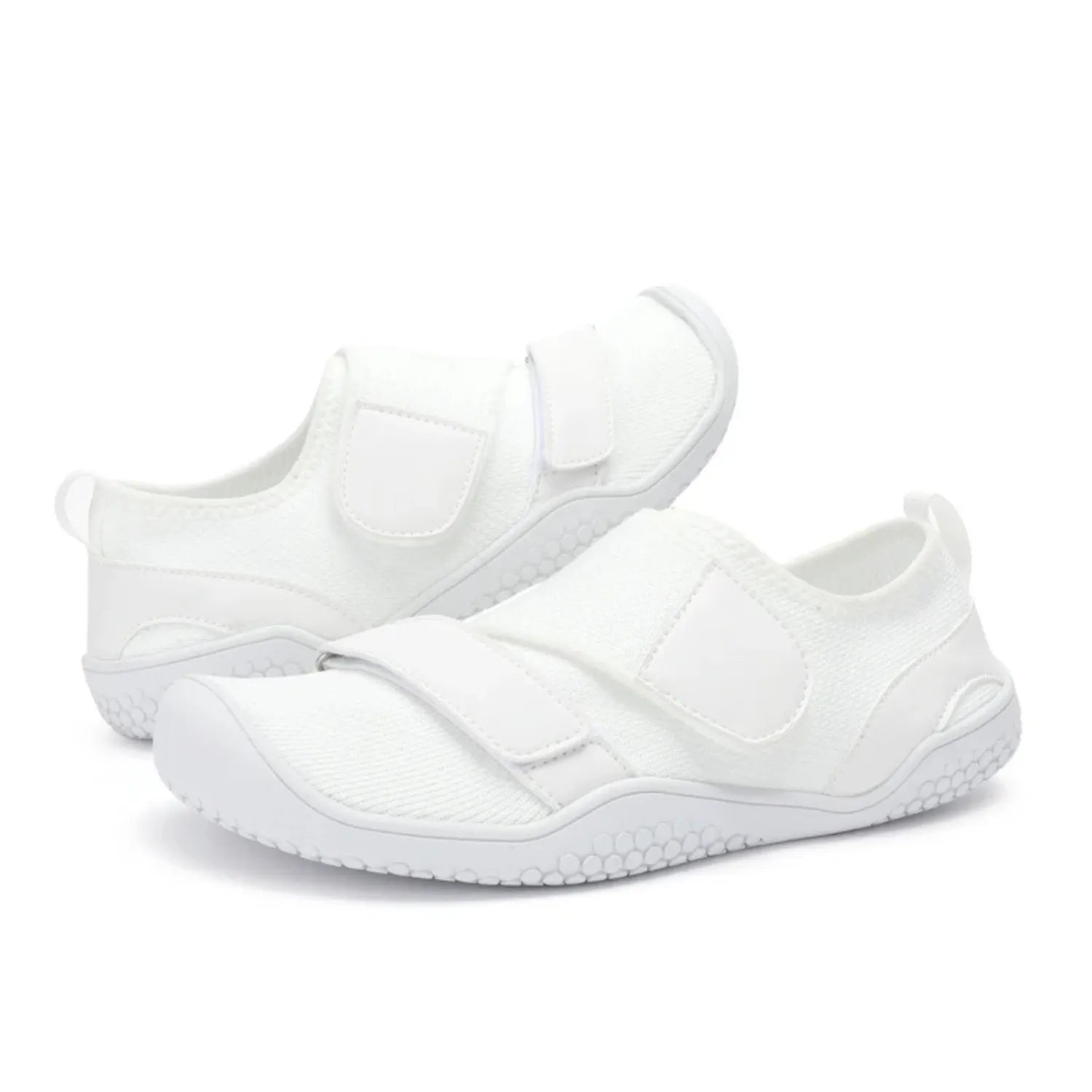 Tênis de treino de força com duas fitas de velcro, mostrando o design robusto e detalhe da sola plana que proporcionam estabilidade e suporte.