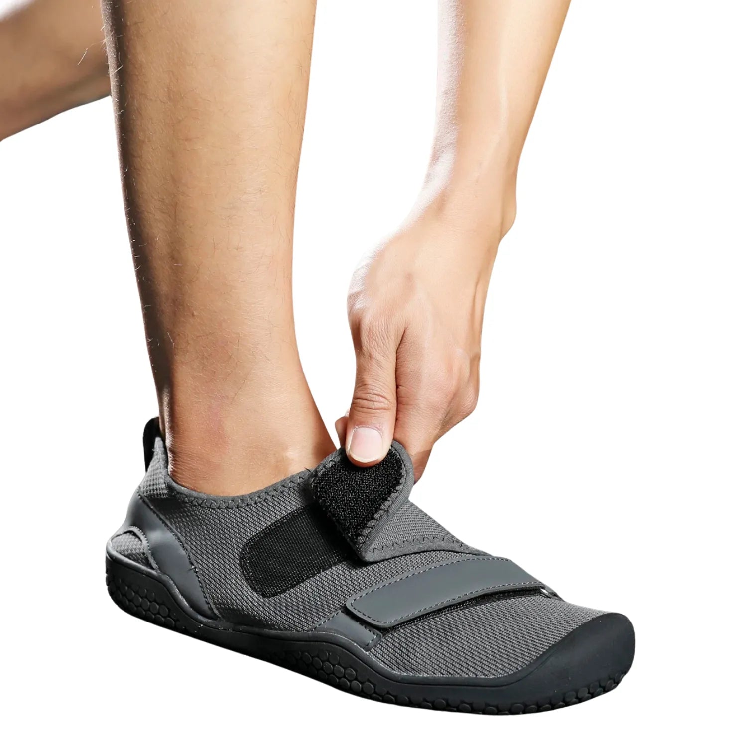 Tênis de treino de força com duas fitas de velcro, mostrando o design robusto e a sola plana que proporcionam estabilidade e suporte.