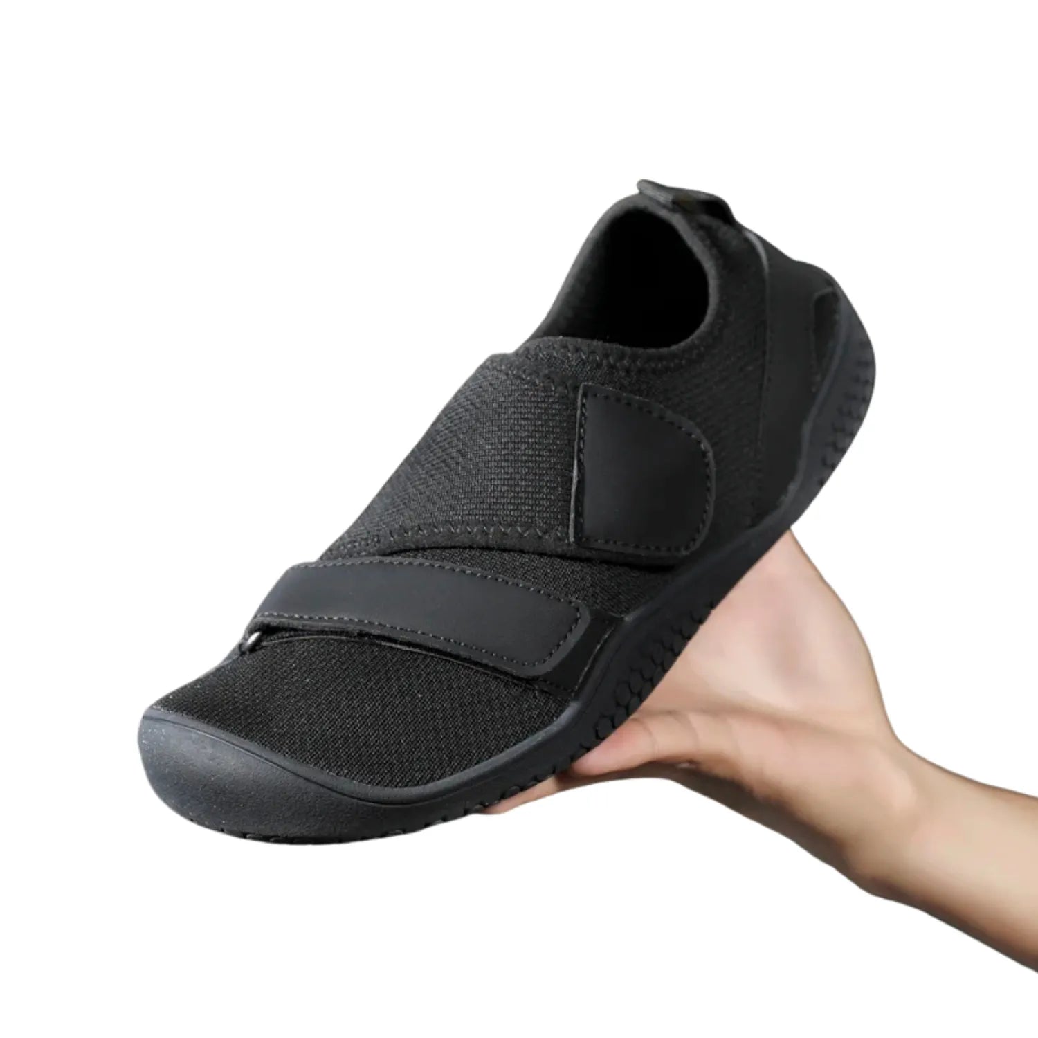 Foto de tênis de treino de força com duas fitas de velcro, mostrando o design robusto e a sola plana que proporcionam estabilidade e suporte.