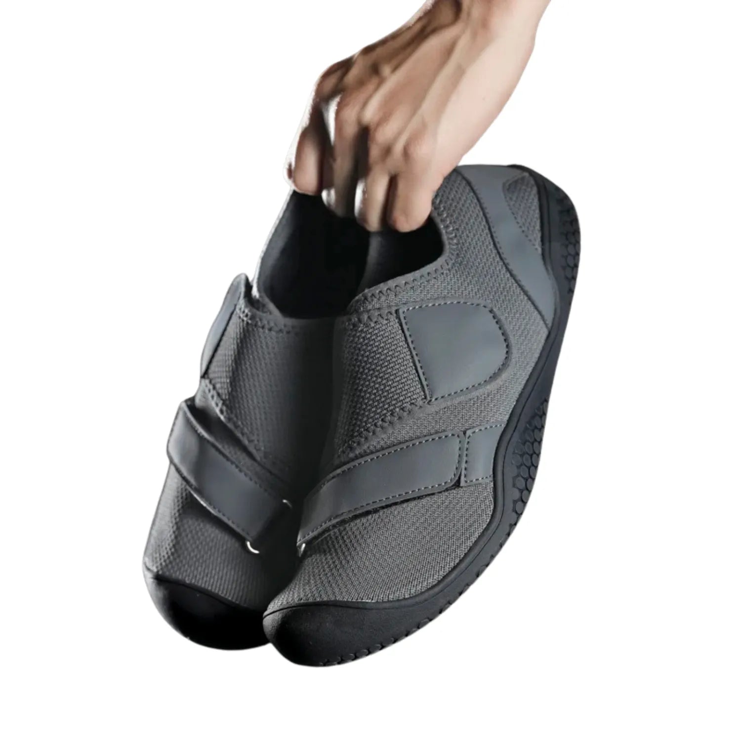 Tênis de treino de força com duas fitas de velcro, detalhe mostrando o design robusto e a sola plana que proporcionam estabilidade e suporte.