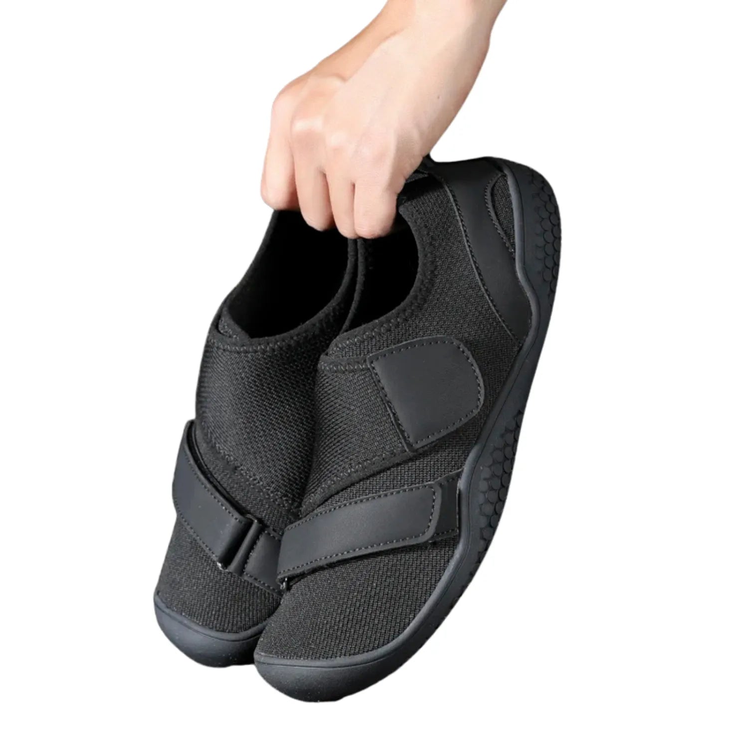 Tênis de treino de força com duas fitas de velcro, na cor preto, mostrando o design robusto e a sola plana que proporcionam estabilidade e suporte.