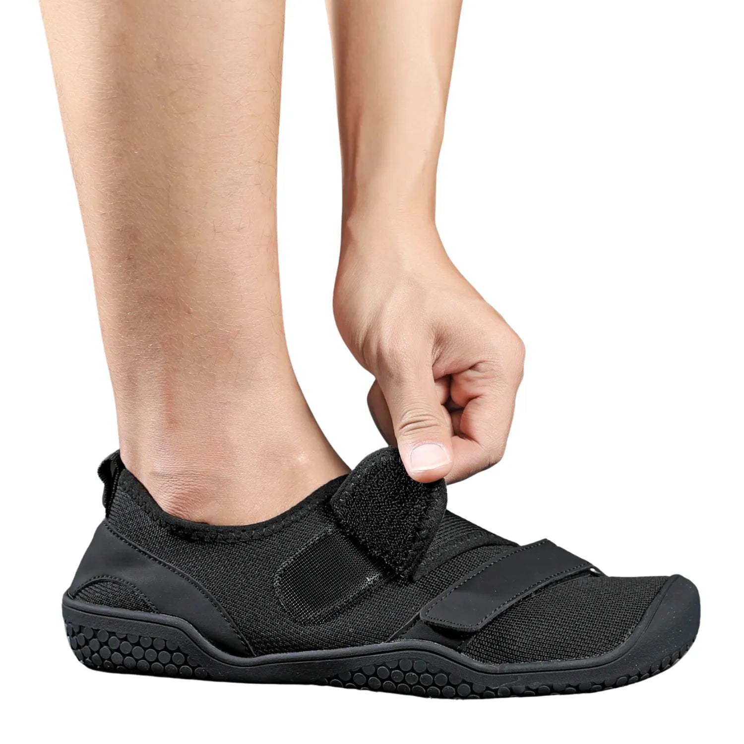 Tênis de treino de força com duas fitas de velcro, mostrando o design robusto e a sola plana que proporcionam estabilidade e suporte.