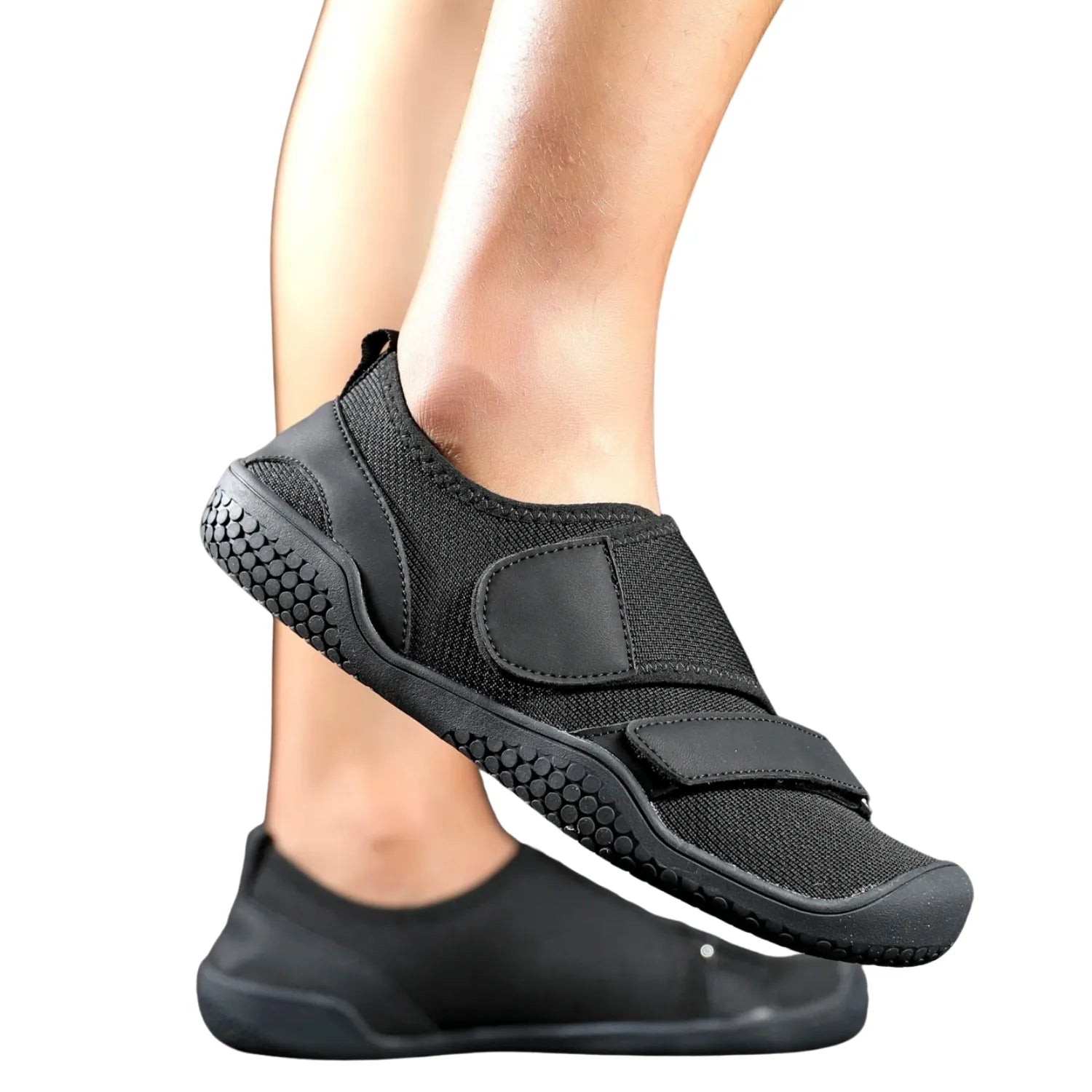 Tênis de treino de força com duas fitas de velcro, mostrando a sola plana que proporcionam estabilidade e suporte.