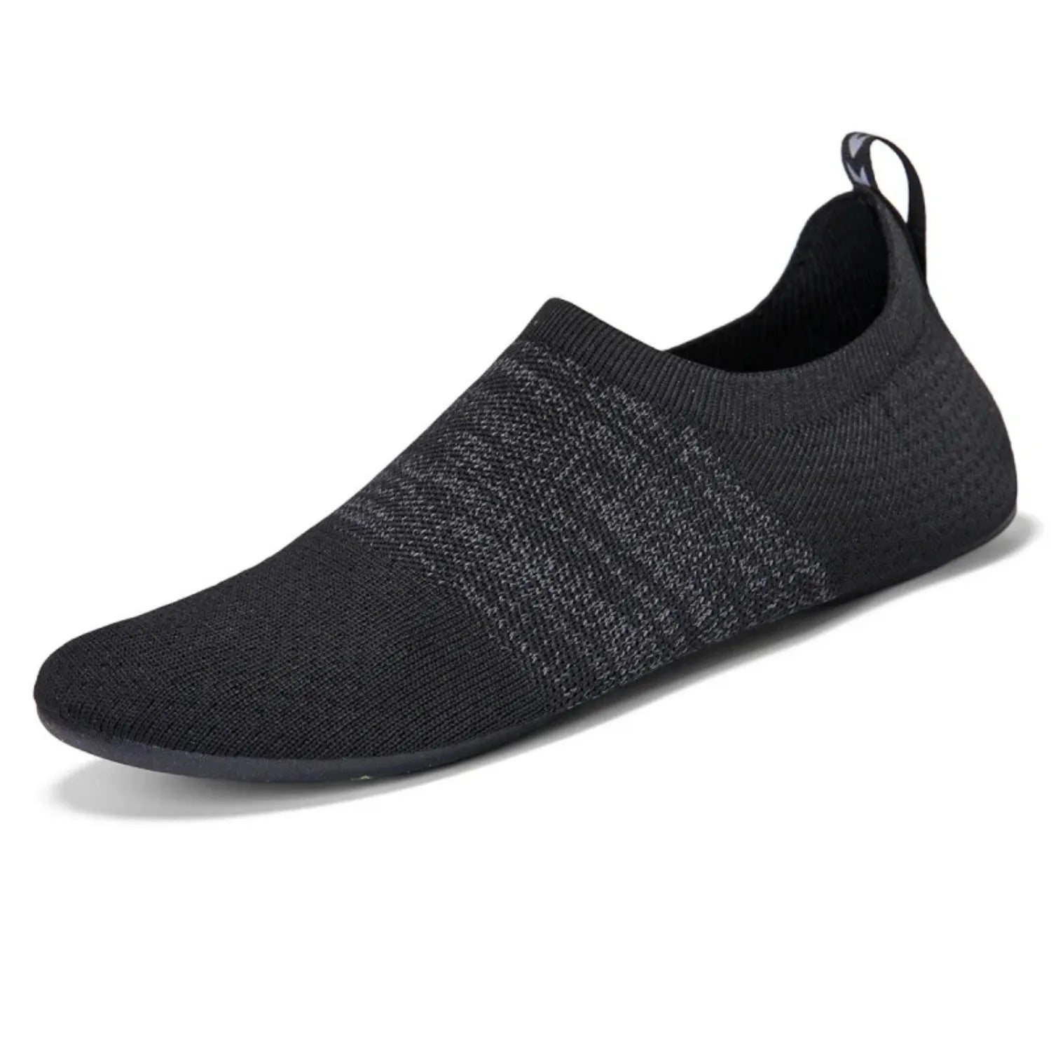 Tênis de yoga unissex preto, com design slip-on de tecido flexível tipo meia e sola fina, ideal para exercícios de flexibilidade e proteção.