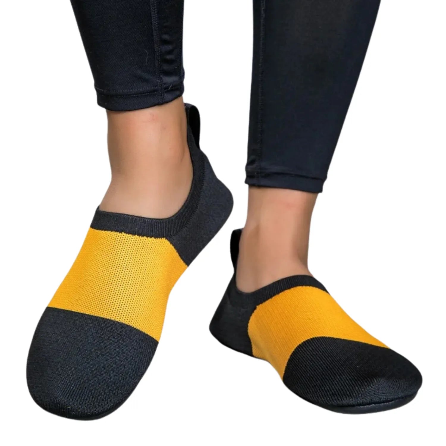Tênis de yoga unissex preto e amarelo, com design slip-on de tecido flexível tipo meia e sola fina.