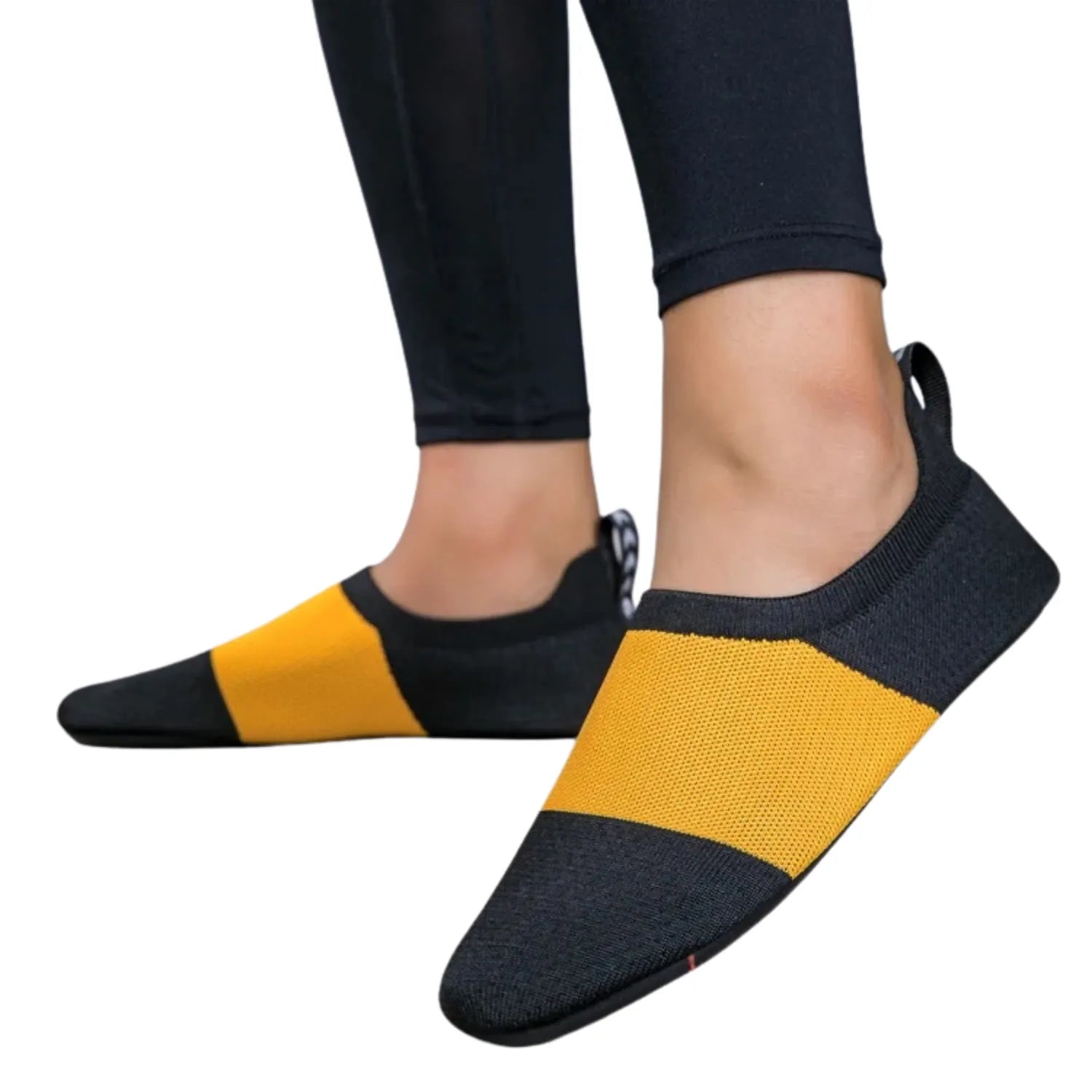 Tênis de yoga unissex, com design slip-on  flexível tipo meia e sola fina, ideal para exercícios de flexibilidade e proteção.