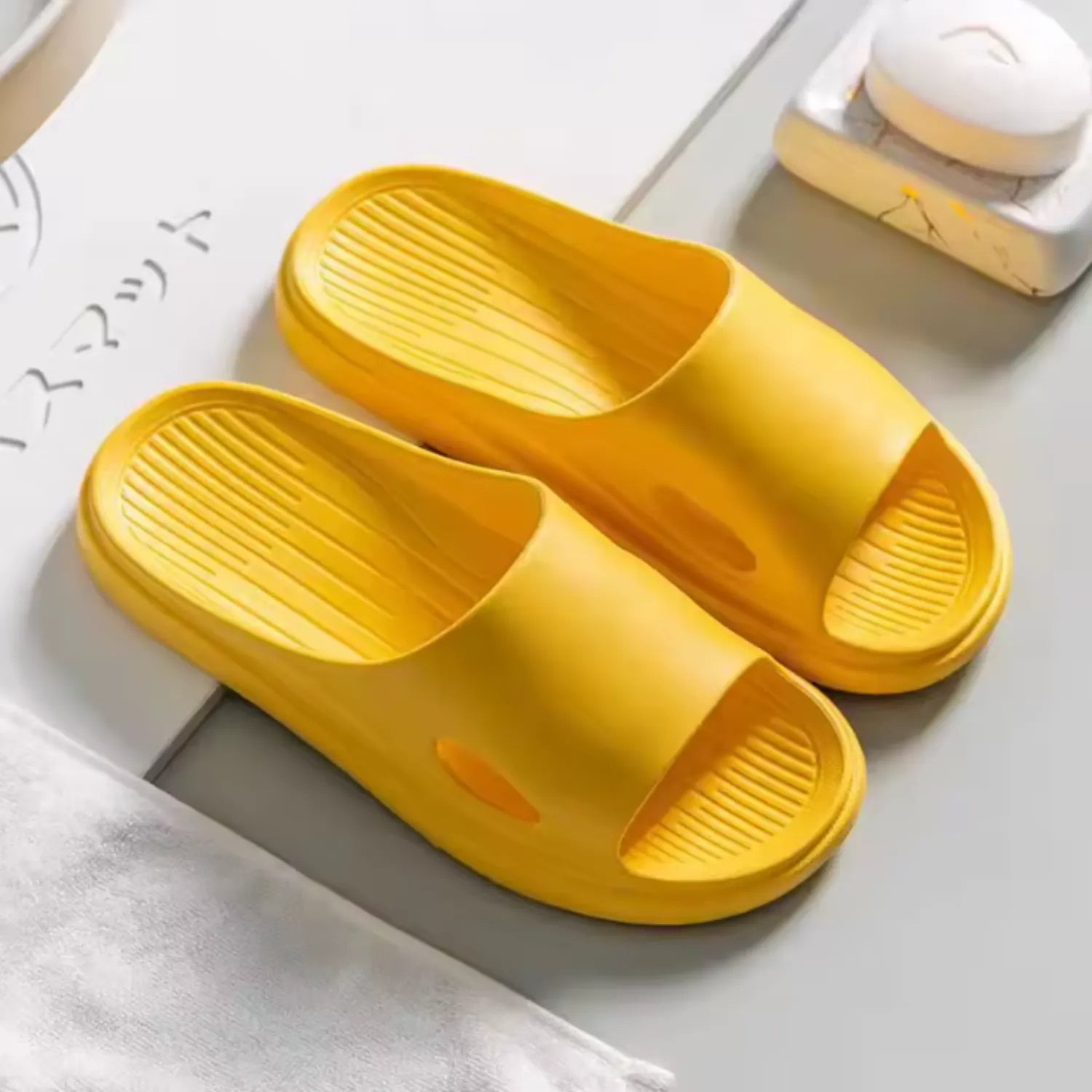 Chinelo amarelo silencioso unissex flexível macio confort moda