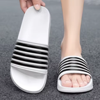Chinelo branco macio massageador verão presença e beleza.