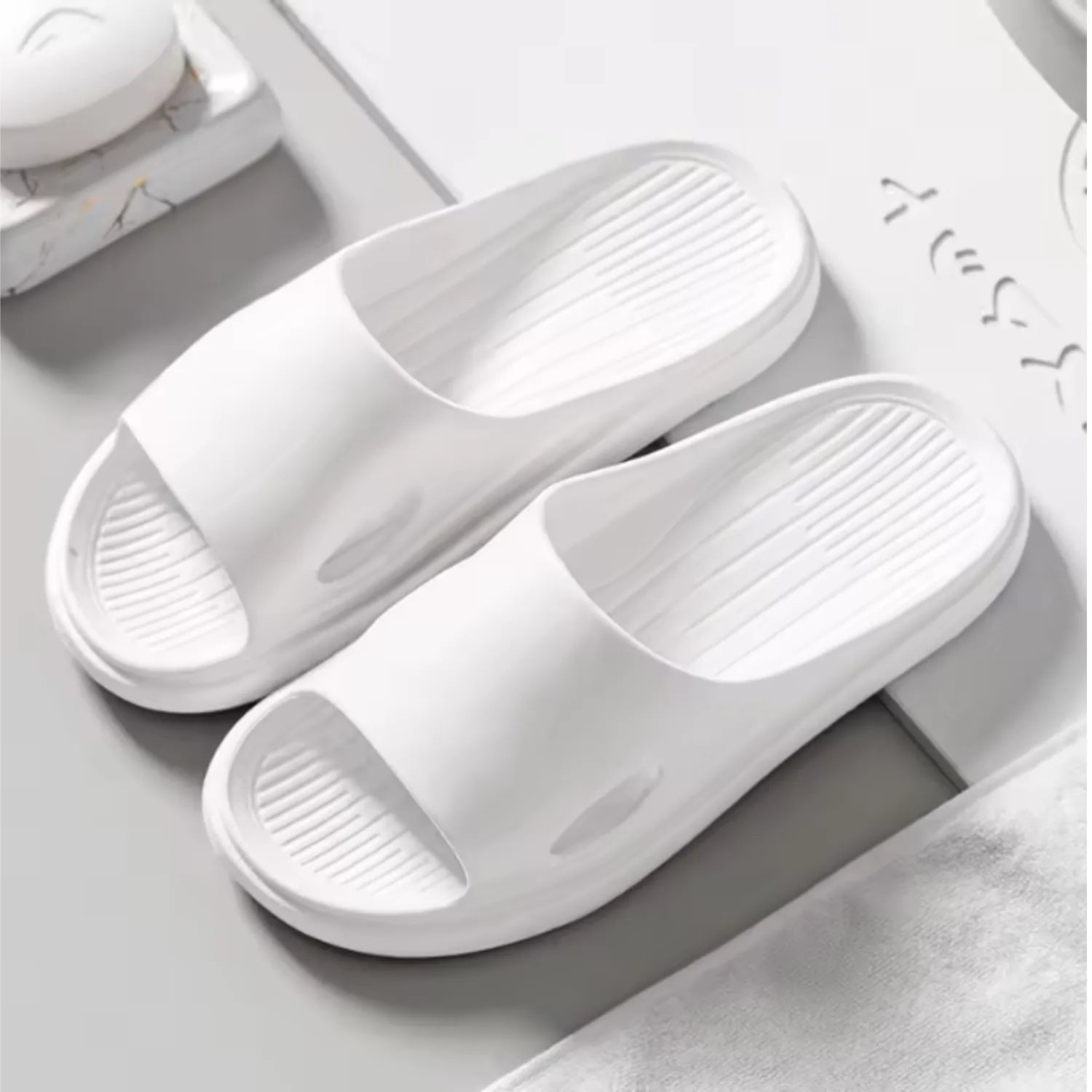 Chinelo branco silencioso unissex flexível macio confort moda