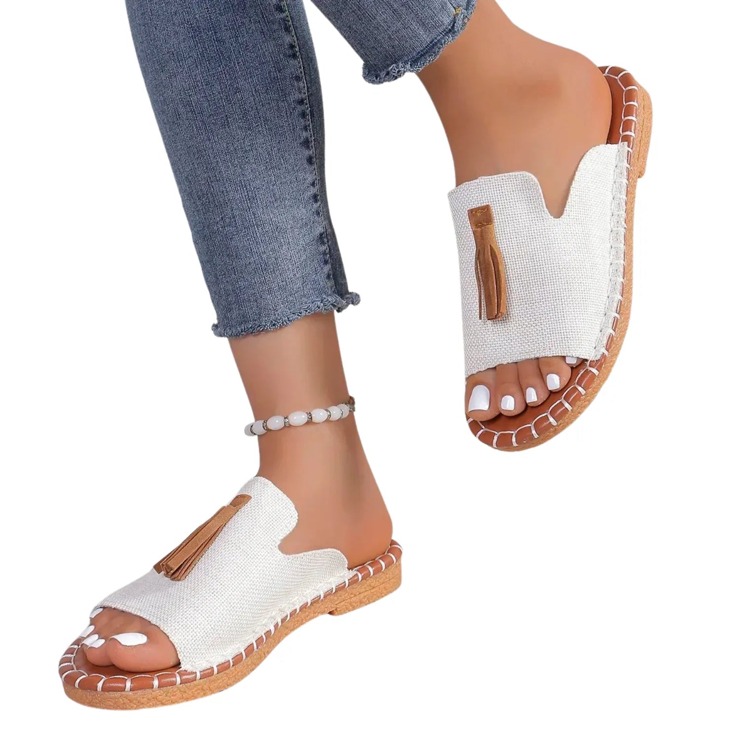 Chinelo slide feminino branco, sendo usado por uma pessoa. O calçado possui uma tira larga com detalhe de borla e uma sola com costura contrastante, ideal para estilo e conforto.