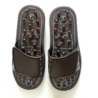 Um par de chinelos de massagem de acupressão, com nódulos de plástico na sola. Possui tira superior ajustável e um diagrama de pontos de reflexologia para terapia e alívio dos pés.