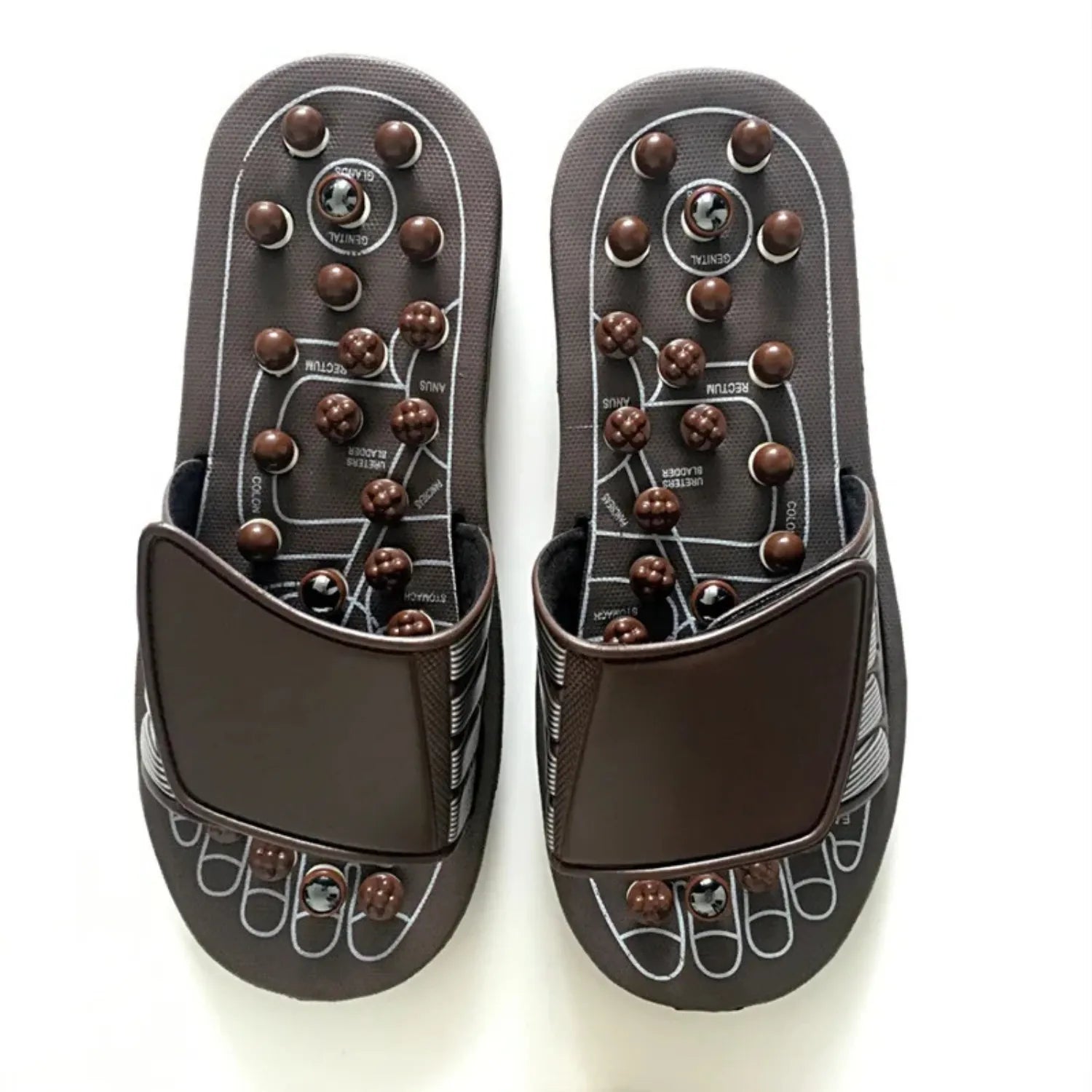 Um par de chinelos de massagem de acupressão, com nódulos de plástico na sola. Possui tira superior ajustável e um diagrama de pontos de reflexologia para terapia e alívio dos pés.