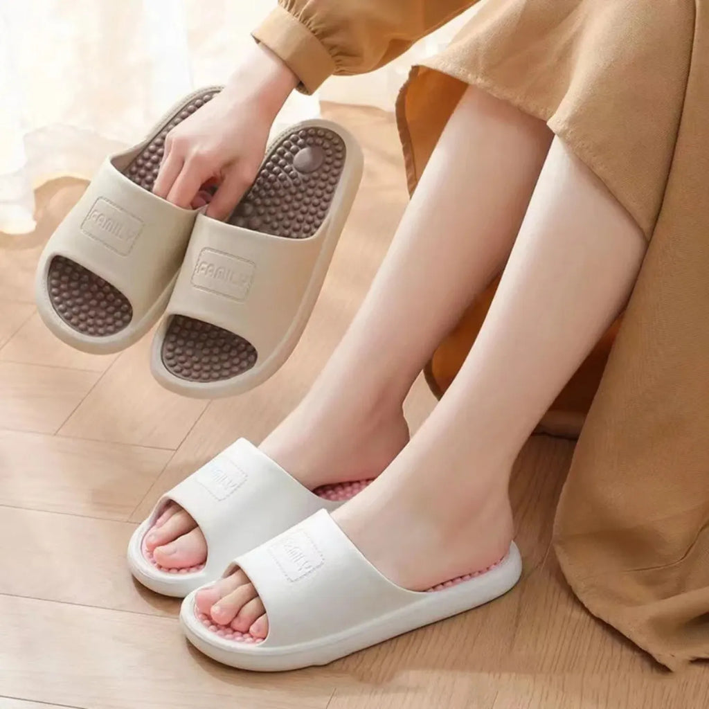 Chinelo de massagem. O calçado tem uma sola com pontos de massagem elevados para conforto e terapia nos pés.