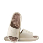 Par de  chinelo de massagem. O calçado tem uma sola com pontos de massagem elevados e um design antiderrapante para conforto e terapia nos pés.
