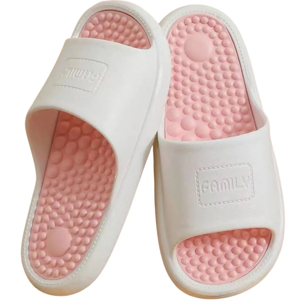 Foto de chinelo de massagem. Com sola com pontos de massagem elevados e um design antiderrapante para conforto e terapia nos pés.