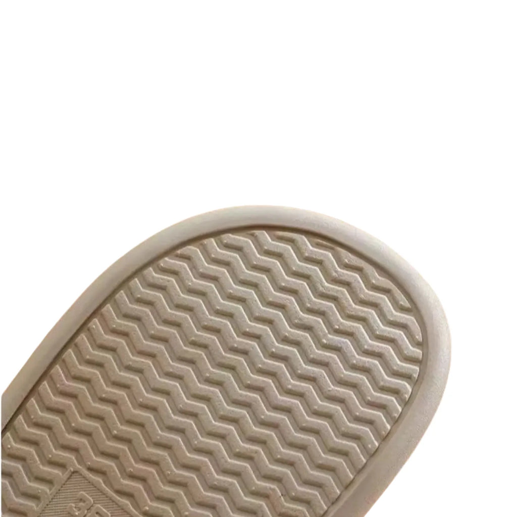 Chinelo de massagem. O calçado tem uma sola com pontos de massagem elevados e um design antiderrapante.