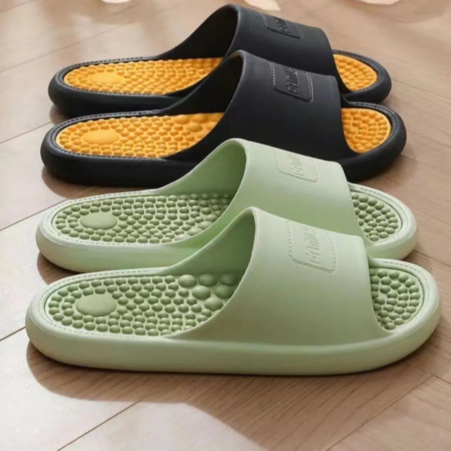 Chinelo de massagem. O calçado tem uma sola com pontos de massagem elevados e um design antiderrapante para conforto e terapia nos pés.
