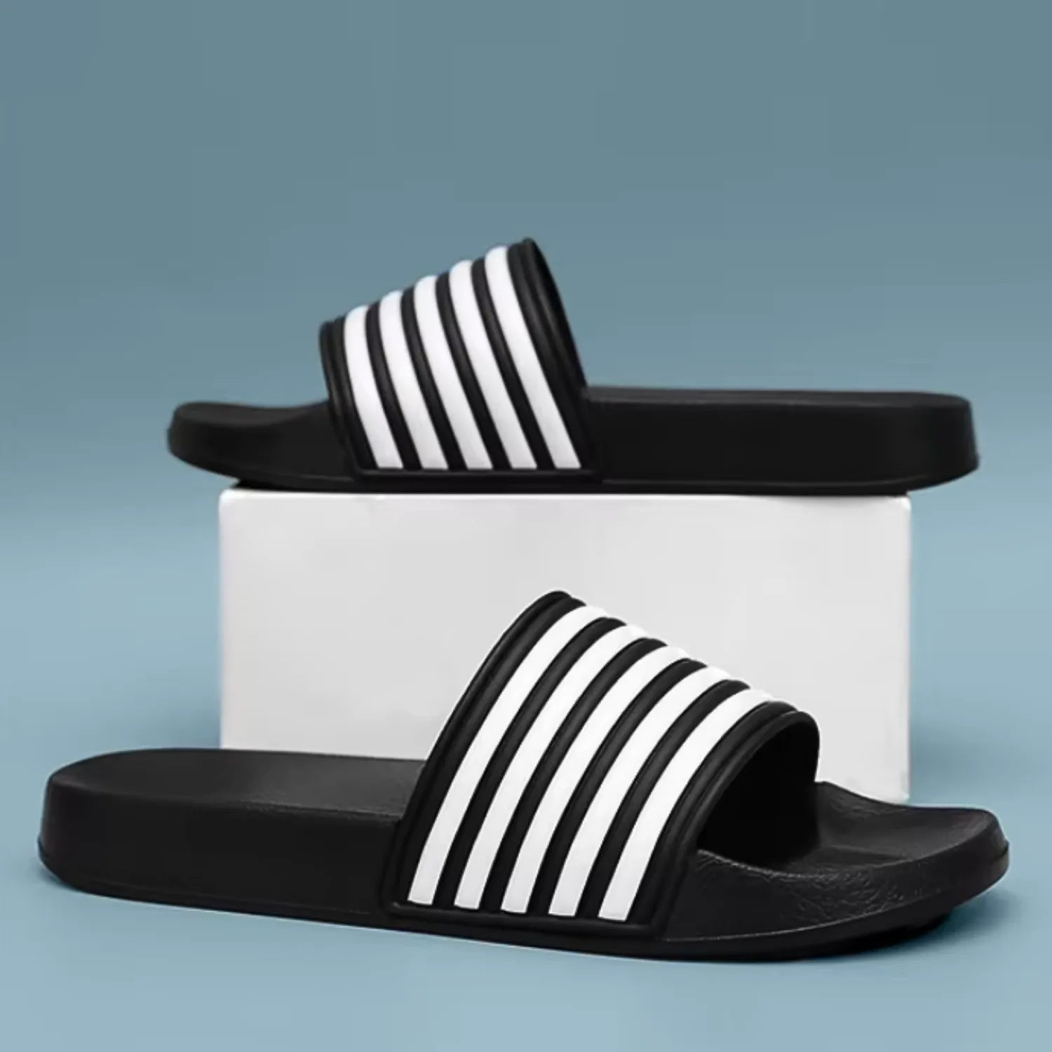 Chinelo preto e massageador confort verão