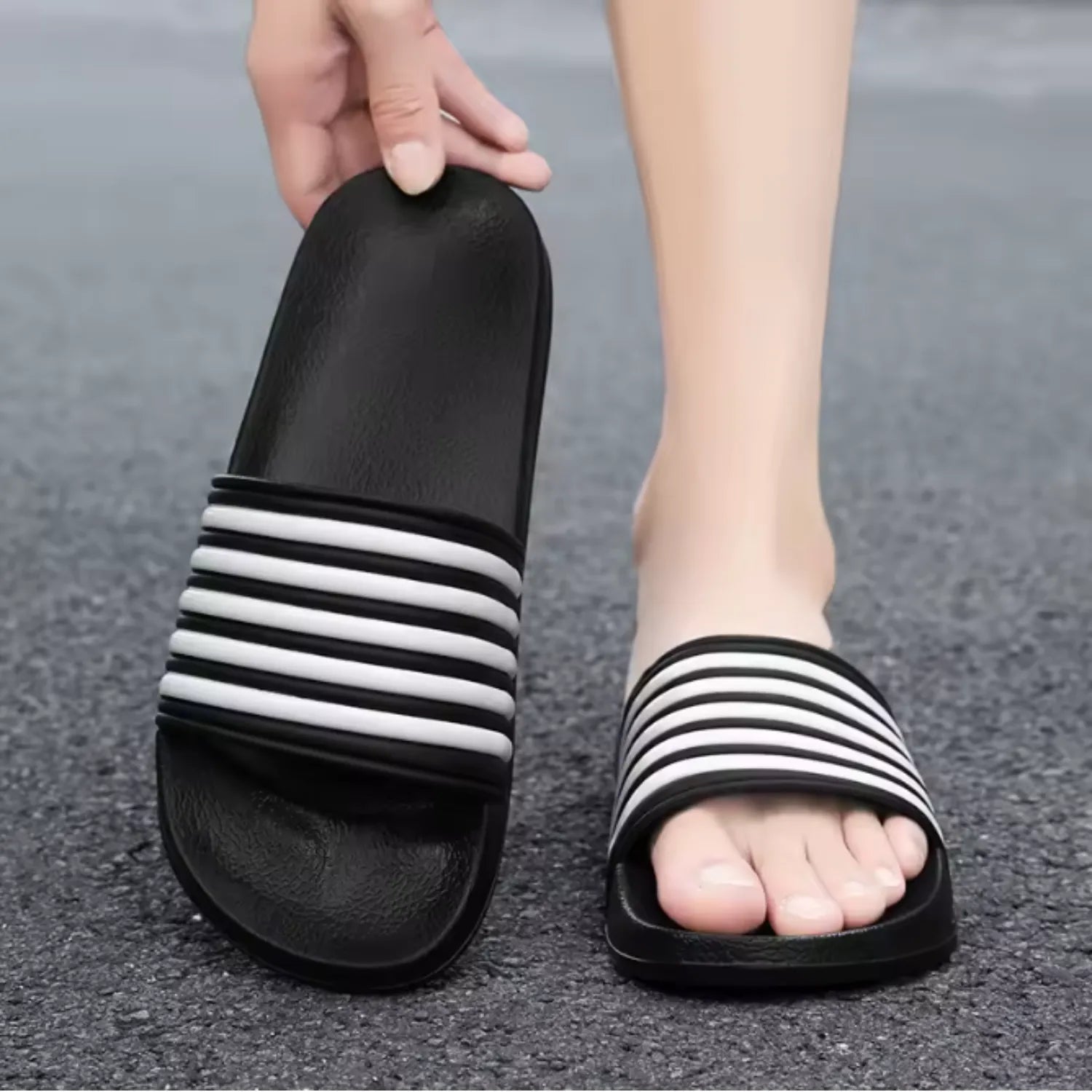 Chinelo preto macio massageador verão presença e beleza.