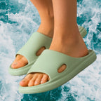 Chinelo verde confort lazer e praia