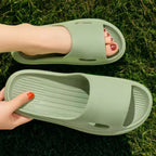 Chinelo verde flexível macio antiderrapante