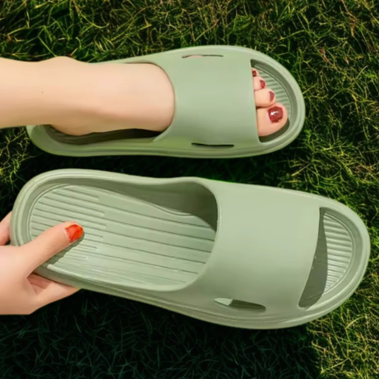 Chinelo verde flexível macio antiderrapante