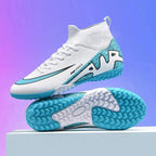 Par de chuteiras de futebol society unissex na cor branca. A imagem exibe a sola com travas, destacando o cano alto e o design moderno para atletas.