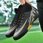 A imagem destaca a vista lateral do calçado e o design moderno e com detalhes gráficos.