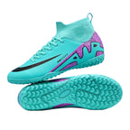 Par de chuteiras de futebol society unissex na cor verde. A imagem exibe a sola com travas, destacando o cano alto e o design moderno para atletas.