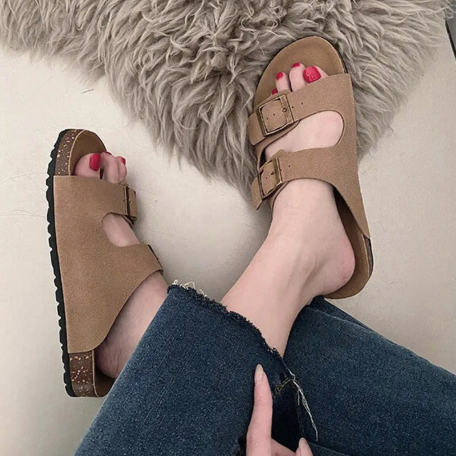 Sandália marrom com duas fivelas ajustáveis, sola de cortiça e suporte de arco, ideal para conforto diário.